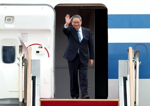 中国国务院总理李强抵达韩国