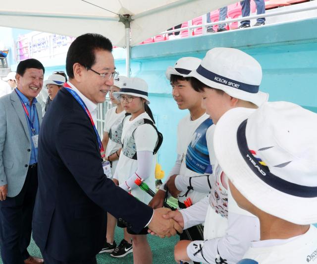 김영록 전남지사가 26일 전국소년체전에 참가한 선수들을 찾아 격려했다