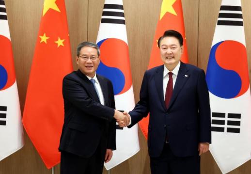 【第九次韩中日领导人会议】韩中领导人举行双边会谈