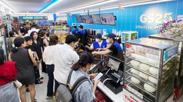 Convenience store chain GS25 opens 300th branch in Viet Nam