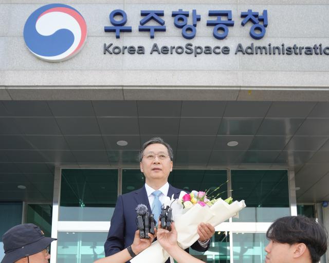 윤영빈 우주항공청장이 꽃다발을 받으며 첫 출근하고 있다 사진과기정통부