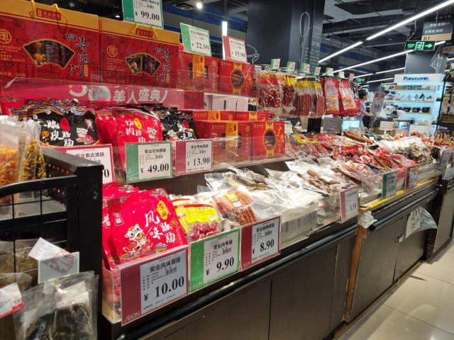 광저우 시내에 위치한 일본 대형마트 브랜드 에이온AEON 식품코너에 윙입푸드 상품이 진열됐다 사진홍승우 기자