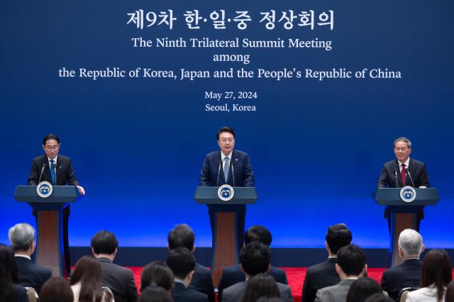 President Yoon Suk Yeol speaks at the joint press conference for the 9th Korea-Japan-China Trilateral Summit held at the state guest house in central Seoul on May 27 From left to right Japanese Prime Minister Kishida Fumio President Yoon and Chinese Premier Li Qiang Courtesy of the Presidential Office