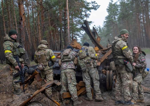 10일현지시간 우크라이나 동부 모처에서 우크라이나군과 지원병들이 파괴된 러시아군 전차를 점검하고 있다 사진AFP 연합뉴스