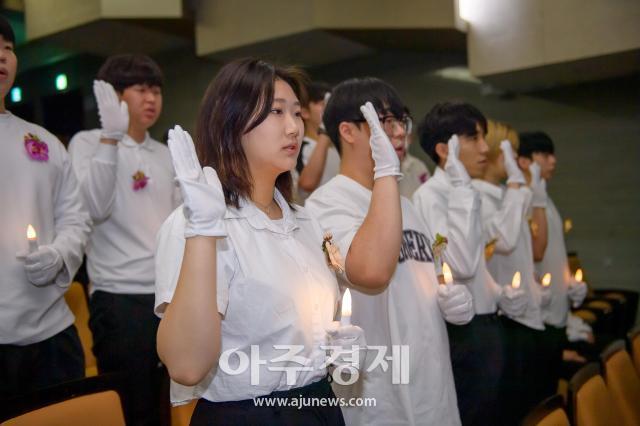 대구보건대학교 사회복지학과는 2학년 학생들이 ‘제20회 사회복지사 선서식’ 중 사회복지사 선서문을 낭독하고 있다사진대구보건대학교