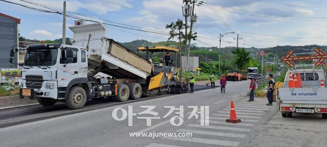 동해시가 내달 말까지 총 15억 원의 예산을 투입하여 노후 불량 포장도로 정비 및 차선도색 등 도로 인프라 개선에 박차를 가하고 있다사진동해시