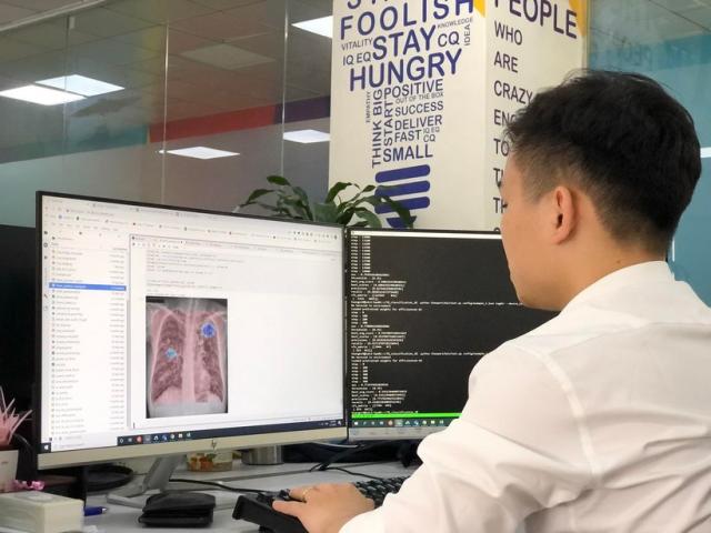 엔비디아 DGX A100을 사용해 결핵 진단 모델을 개발 중인 빈브레인 개발자 사진베트남통신사