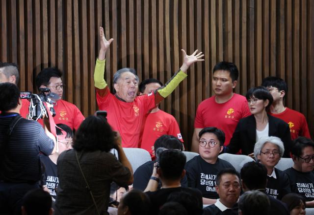  28일 오후 국회에서 열린 본회의에서 해병대예비역연대 회원들이 재의결 안건으로 상정된 해병대 채상병 사망사건 수사외압 의혹 특별검사법이 부결되자 실망스러운 표정으로 회의장을 나가고 있다 사진연합뉴스 