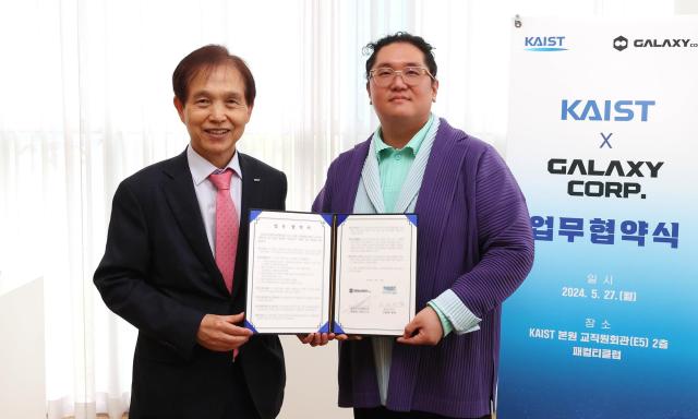 Kaist President lee left  poses with Galaxy Corporation CEO Choi Yong-ho after their signing ceremony at KAIST on May 27 Courtesy of KAIST