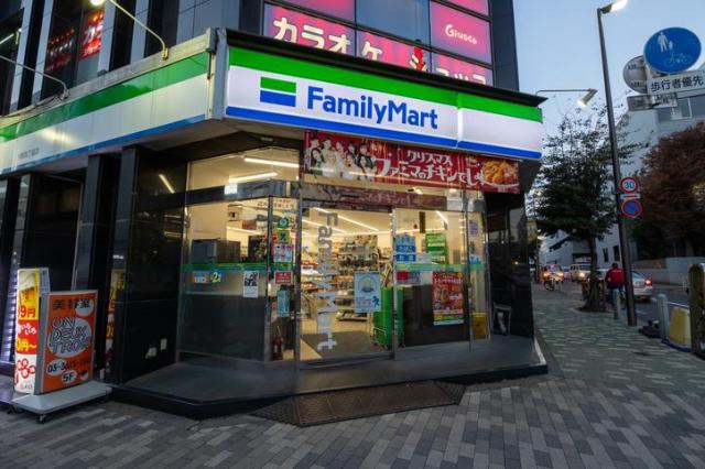 일본 도쿄에 있는 패밀리마트 편의점사진게티이미지뱅크