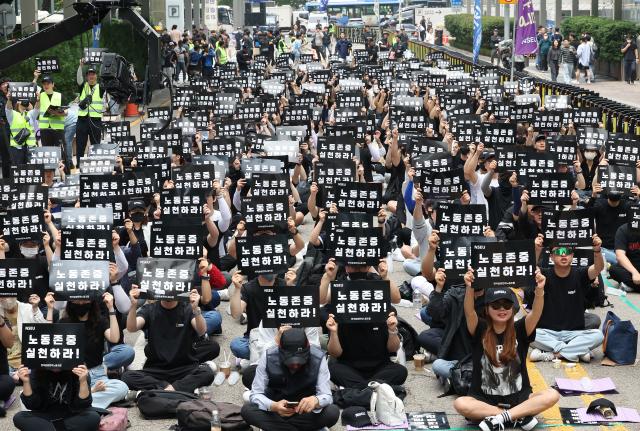삼성전자 노동조합 조합원들이 24일 오후 서울 강남구 삼성전자 사옥 앞에서 노동조합과의 교섭을 촉구하는 손팻말을 들고 있다 사진연합뉴스