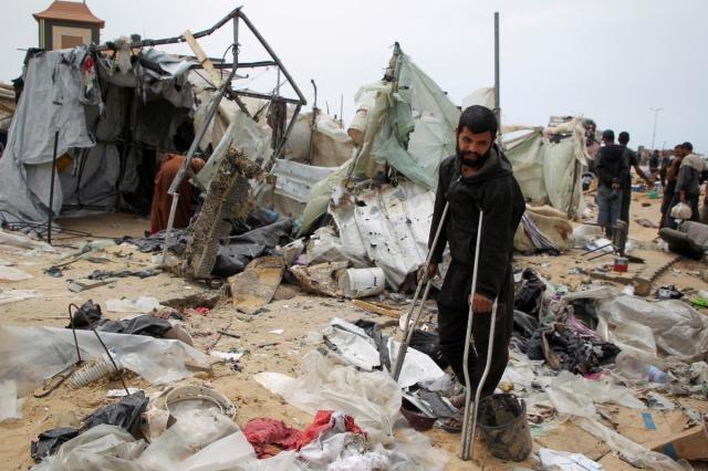 한 피란민이 28일현지시간 가자지구 남부 도시 라파에서 이스라엘 공습으로 파괴된 난민촌 일대를 바라보는 모습 사진로이터 연합뉴스