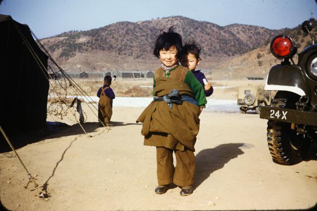 한국전쟁 당시 동생을 업고 있는 아이