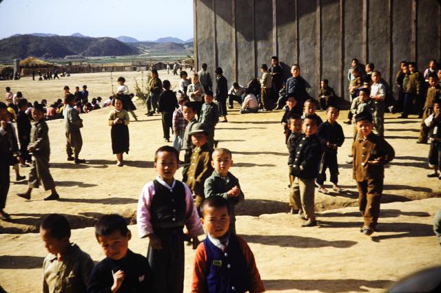 한국전쟁 당시 고아원에 모여 있는 아이들