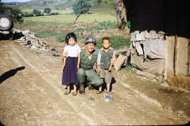 한국전쟁 당시 한국 아이들과 함께한 사진