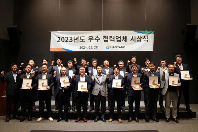 28일 서울 송파구 한양타워에서 열린 2024년 협력사 안전보건 간담회에서 참석자들이 기념 사진을 촬영하고 있다 사진한양