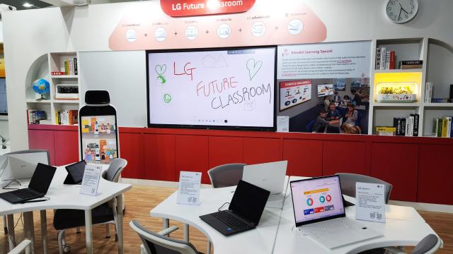 AI 노트북 LG 그램을 비롯해 교육용 IT 기기 전자칠판 AI 클로이CLOi 로봇 등으로 조성된 LG전자 미래교실 공간사진LG전자