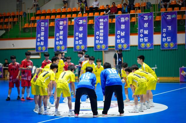 천안동중학교 핸드볼 선수들이 경기전 모여 승리를 다짐하고 있다사진충남교육청