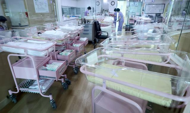 서울의 한 공공산후조리원 신생아실에 일부 요람이 비어 있다 사진연합뉴스