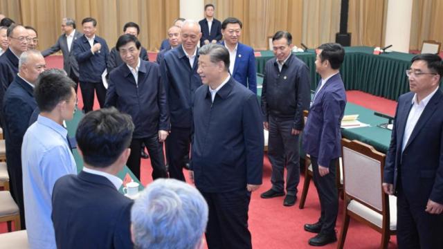 좌담회에서 경제계 인사들과 인사하는 시진핑 주석 사진신화통신