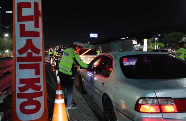 한 경찰관이 고속도로에서 음주운전을 단속 하고 있다 사진연합뉴스