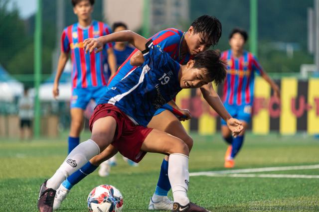 참가 선수들의 열띤 경쟁으로 불꽃이 튀는 지난 해 무학기 전국고등학교 축구대회 경기 모습사진합천군