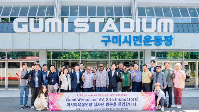 아시아육상연맹 현지실사단이 구미시민운동장등 개최시설을 둘러보고 기념촬영 하고 있다사진구미시