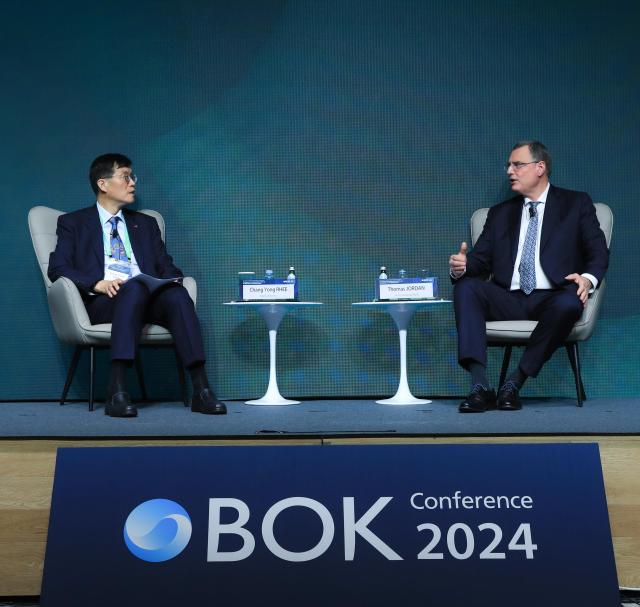 이창용 한국은행 총재와 토마스 요르단 스위스 중앙은행 총재가 30일 BOK 국제컨퍼런스에 참석해 정책 대담을 나누고 있다 사진한국은행