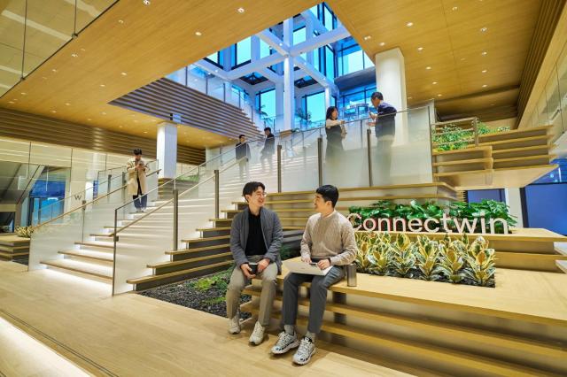 LG 직원들이 37년만에 리모델링한 서울 여의도 LG트윈타워 저층부 공용공간 커넥트윈에서 대화를 나누고 있다 사진LG전자
