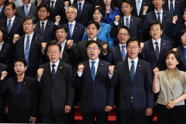 더불어민주당 이재명 대표와 박찬대 원내대표를 비롯한 22대 국회의원들이 30일 오후 서울 여의도 국회 중앙홀 계단에서 열린 의원총회에서 실천하는 개혁국회 행동하는 민주당이라고 구호를 외치고 있다