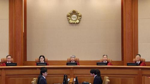 이종석 헌법재판소장을 비롯한 헌법재판관들이 30일 오후 서울 종로구 헌법재판소 대심판정에 입장해 자리에 앉아 있다 사진연합뉴스
