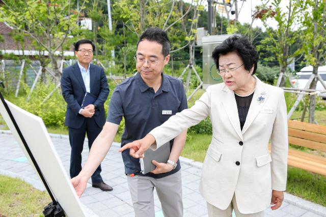 김경희 시장이 기업 관계자로 부터 애로사항을 청취하고 있다사진이천시