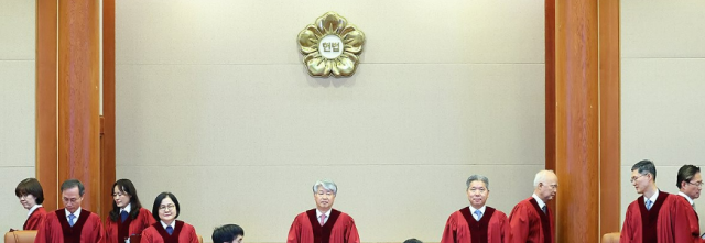 이종석 헌법재판소장을 비롯한 헌법재판관들이 30일 오후 서울 종로구 헌법재판소 대심판정으로 들어서고 있다 사진연합뉴스