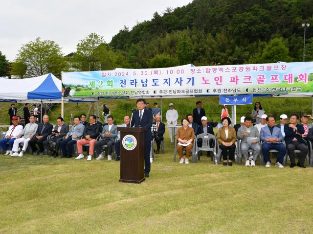 제2회 전라남도지사기 노인 파크골프 대회에서 임만규 함평부군수가  환영사를 하는 모습사진함평군