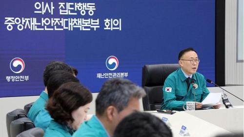 이한경 중앙재난안전대책본부 제2총괄조정관행정안전부 재난안전관리본부장이 31일 오전 정부세종청사 중앙재난안전상황실에서 열린 의사 집단행동 중대본 회의를 주재하고 있다 사진행정안전부