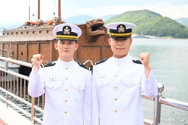 사진3  5월 31일 경남 진해 해군사관학교에서 개최된 제136기 해군ㆍ해병대 사관후보생 수료 및 임관식에서 해군 장교로 같이 임관한 16년 지기 친구 권태혁왼쪽 이태욱오른쪽 해군소위

사진해군