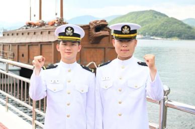 16년지기 친구 나란히 임관…해군·해병 신임장교 313명 탄생