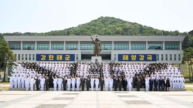 월 31일 경남 창원시 진해구 해군사관학교에서 열린 ‘제136기 해군ㆍ해병대 사관후보생 수료 및 임관식’에서 신임 장교들이 임관을 기념하며 단체사진을 촬영하고 있다사진해군