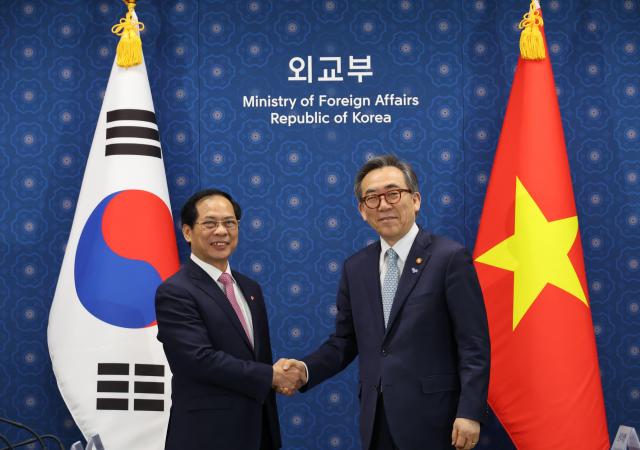 Bộ trưởng Bộ Ngoại giao Hàn Quốc Cho Tae-yul đang bắt tay với Bộ trưởng Ngoại giao Việt Nam Bùi Thanh Sơn người đang có chuyến thăm chính thức tới Hàn Quốc tại Khu phức hợp Chính phủ Seoul ở Jongno-gu Seoul sáng ngày 3152024 ẢnhYonhap News