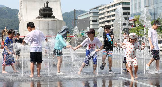 지난 5월 19일 서울 종로구 광화문광장 바닥분수대에서 어린이들이 즐거운 시간을 보내고 있다 사진연합뉴스