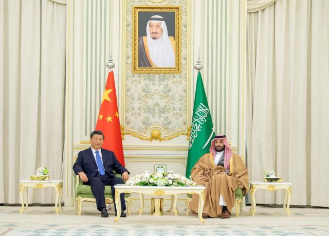  모하메드 빈 살만 사우디 왕세자가 2022년 12월 8일 사우디아라비아 리야드에서 시진핑 중국 국가주석과 만난다