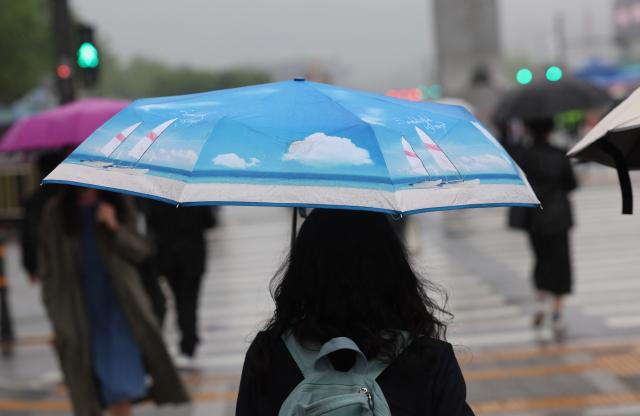 지난 달 7일 오전 시민들이 서울 광화문 사거리를 지나고 있다 사진연합뉴스