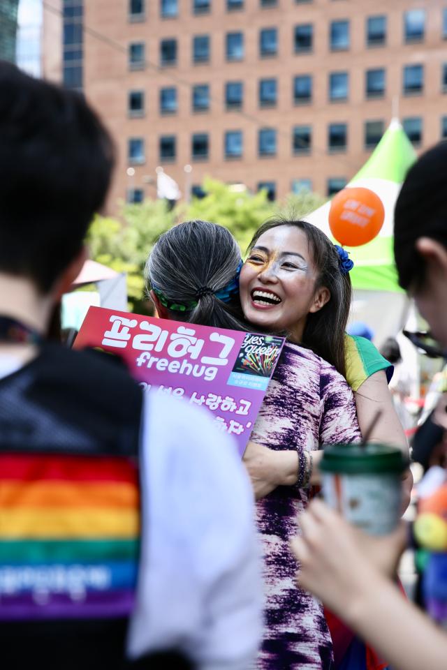 A participant shares free hugs at the 2024 Seoul Queer Culture Festival in central Seoul area on June 1 AJU PRESS Han Jun-gu