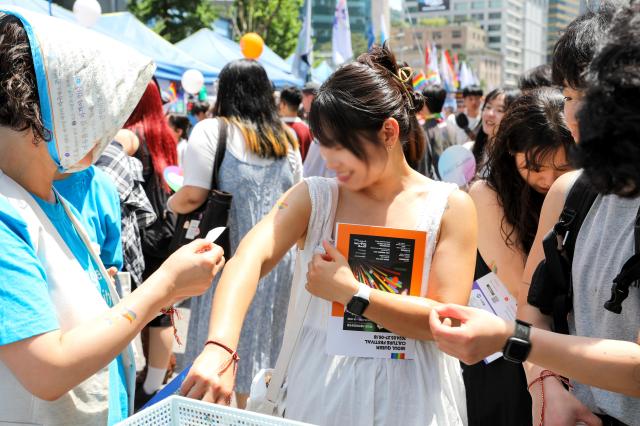 A visitor has enjoyed an experience at a festival AJU PRESS Kim Dong-woo