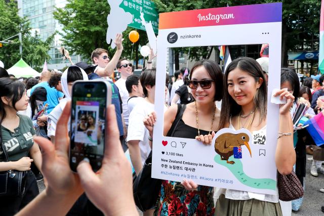 Visitors take a photo at the New Zealand booth photo zone AJU PRESS Kim Dong-woo