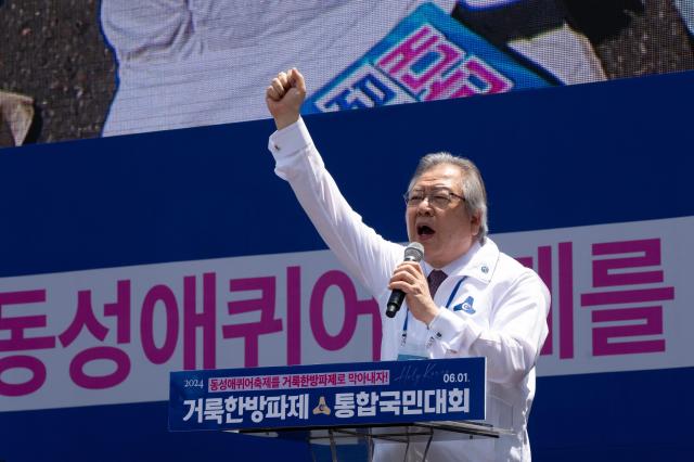 Oh Jung-ho pastor of Daejeon Saeronam Presbyterian Church elicits a response from the audience during the ‘Holy Korea’ rally held on the road near the city hall in Jung-gu Seoul on June 1 2024 AJU PRESS Park Jong-hyeok