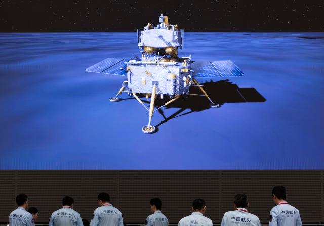 2일 새벽 달에 성공적으로 착륙한 중국 무인 달 탐사선 창어6호의 모습이 중국 베이징우주통제센터BACC 화면에 포착됐다 사진신화통신