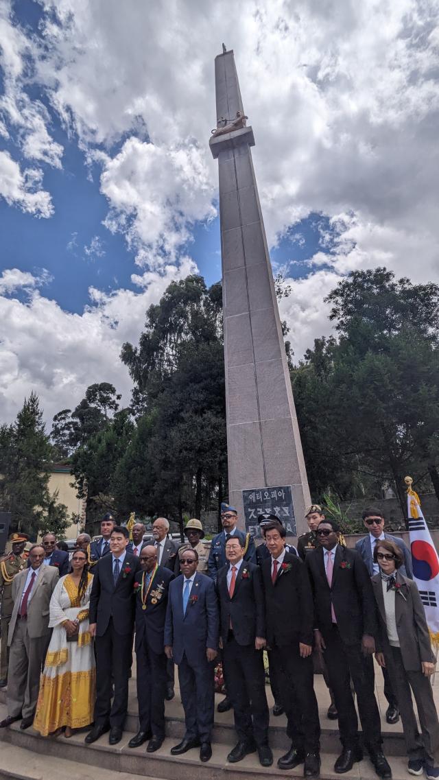 지난 11일 에티오피아 수도인 아디스아바바에서 열린 제73회 에티오피아 한국전 참전 기념행사에서 참석자들이 기념 촬영하고 있다 