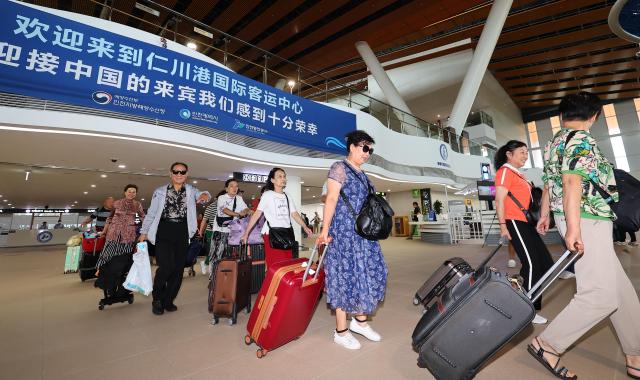 지난해 8월 중국 정부가 한국 단체 관광을 허용해 한국을 찾는 중국 관광객이 늘어났다 사진연합뉴스