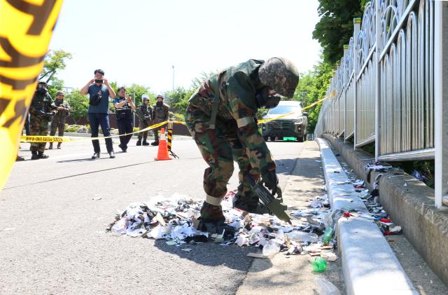 2일 오전 인천 중구 전동 인천기상대 앞에 떨어진 북한 오물 풍선 잔해를 군인이 화학 탐지 장비로 확인하고 있다 사진연합뉴스